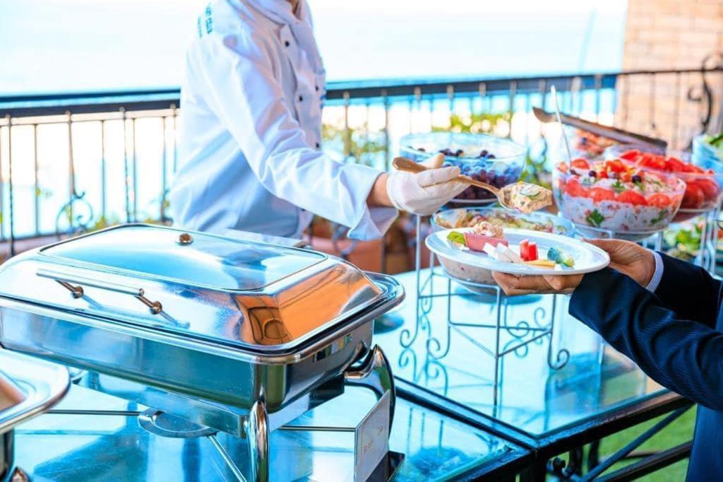 Fleet Club Mahrousa Александрия Экстерьер фото A buffet at a hotel