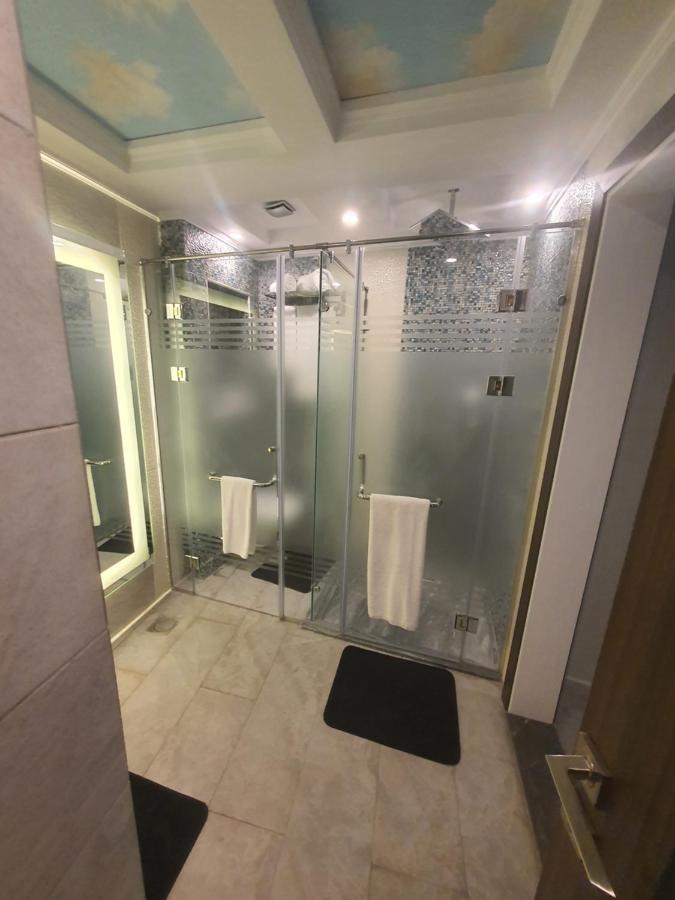 Fleet Club Mahrousa Александрия Экстерьер фото A shower with a sliding door