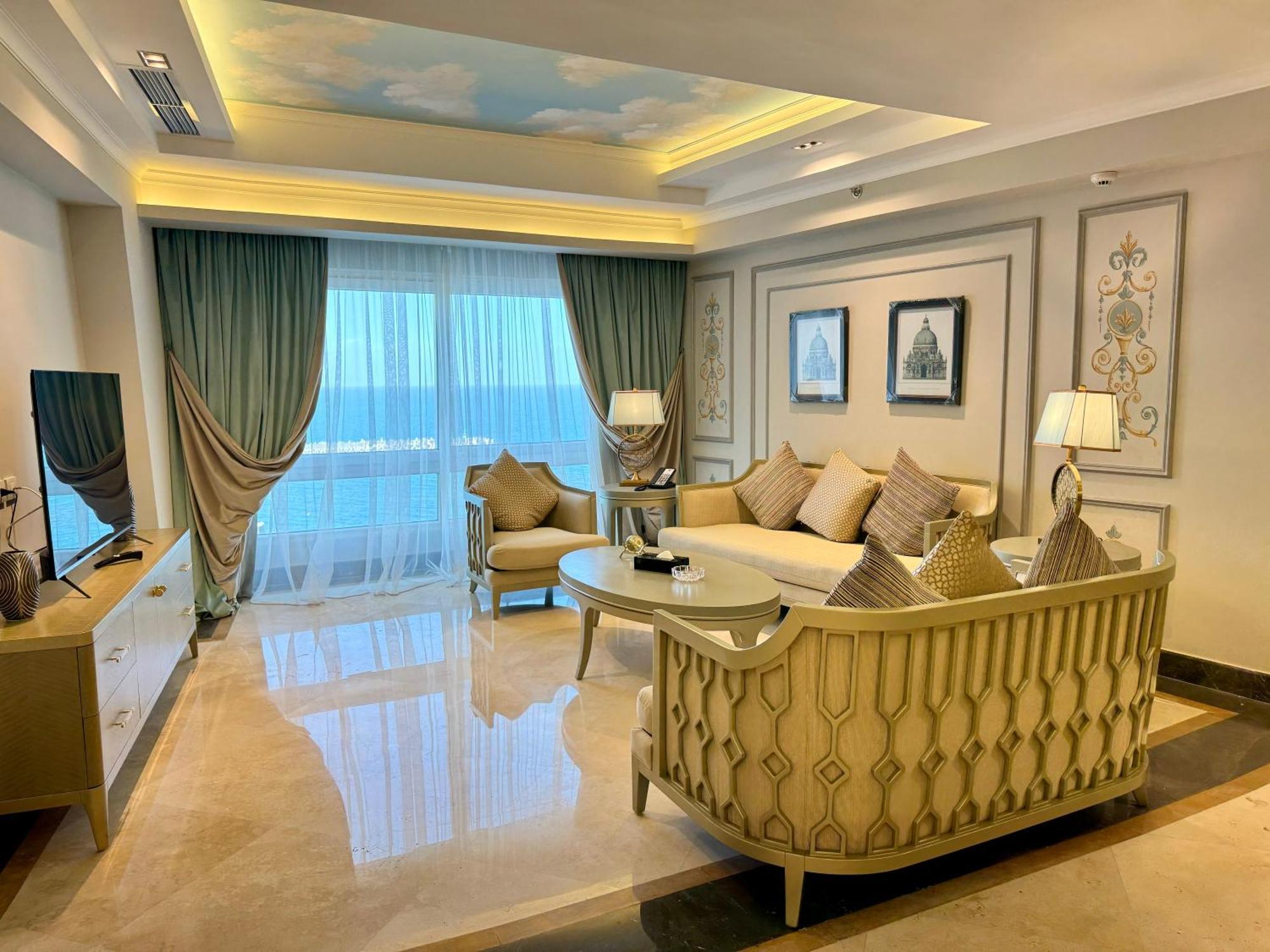 Fleet Club Mahrousa Александрия Экстерьер фото Living room of a suite at the hotel