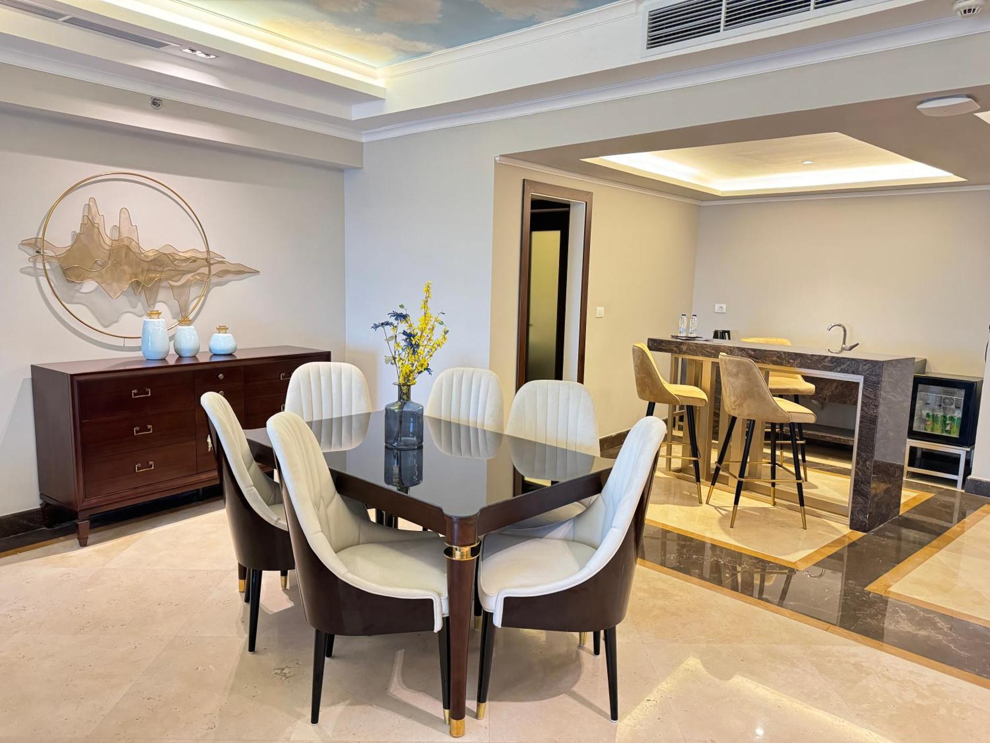 Fleet Club Mahrousa Александрия Экстерьер фото A dining room in a luxury apartment